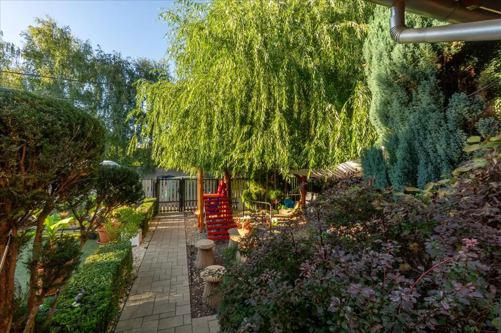 Jardin - Multi-Generational Home with Business Potential in Mályi