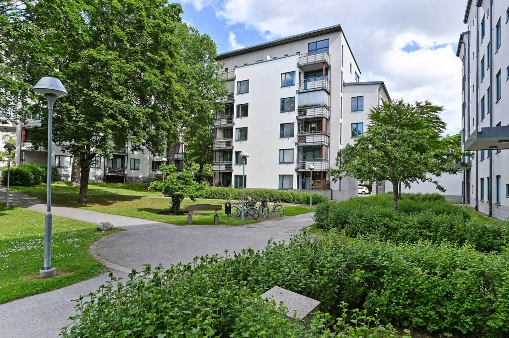Aed - Two-Bedroom Flat with Garden View in Farsta