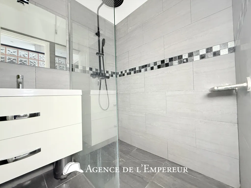 Bathrooms - Contemporary House with Panoramic Terrace in Rueil