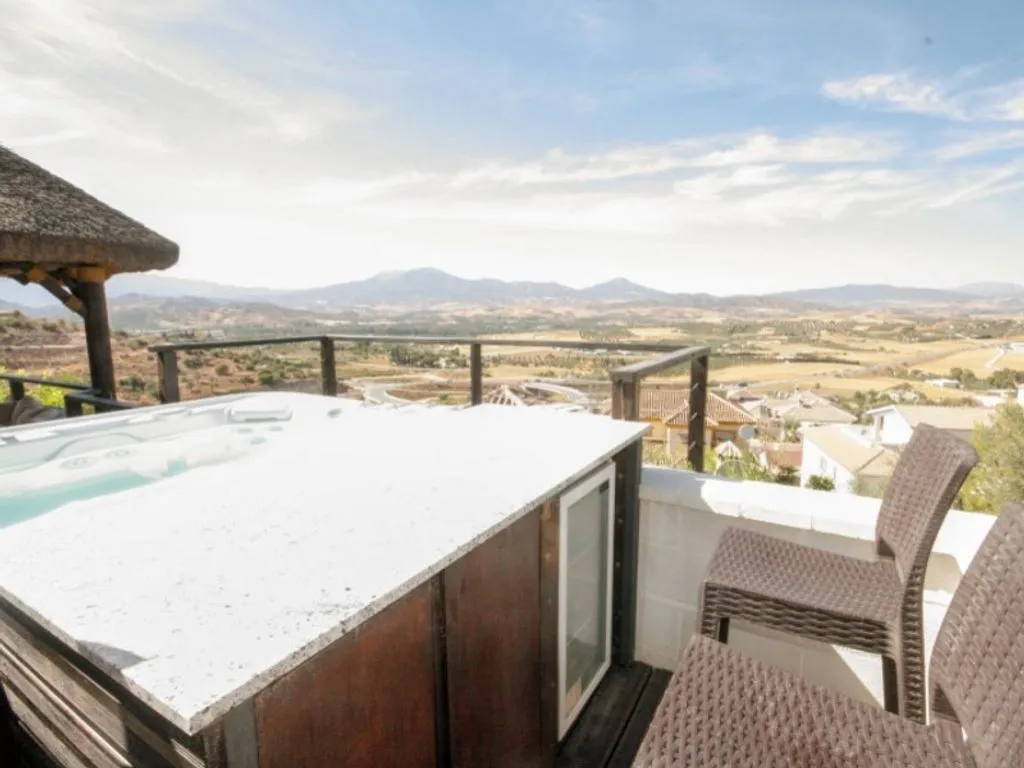 Terrace - Four-Bedroom Chalet with Pool near Coín
