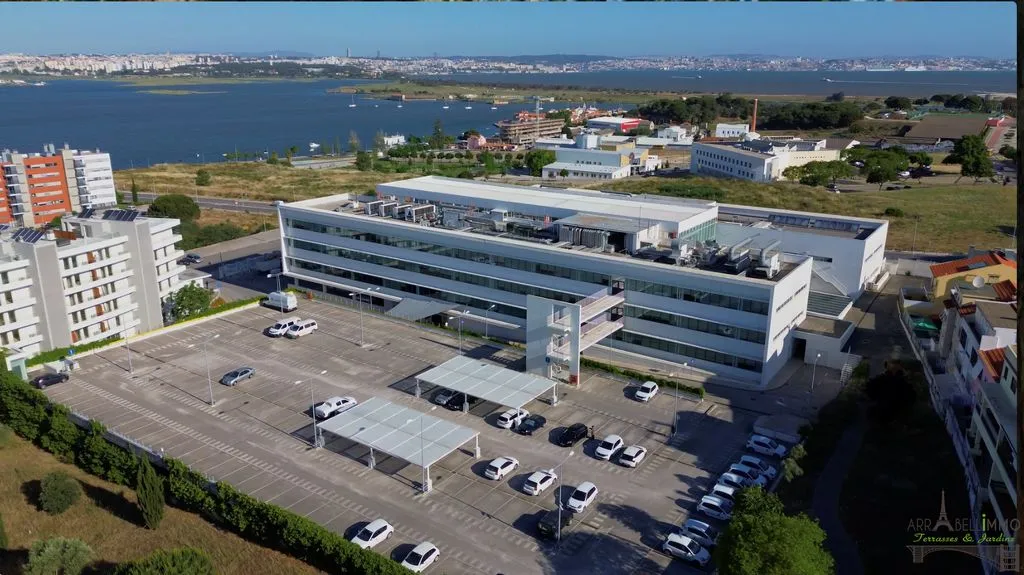 Vue aérienne - Strategic Plot with River Views in Seixal