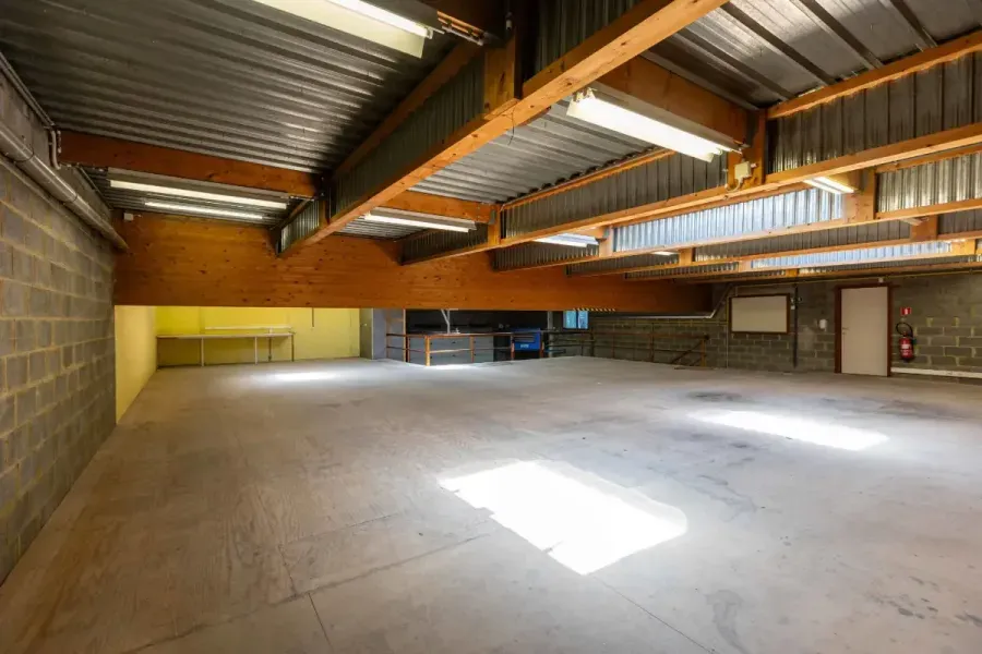 Garage - Ensemble Professionnel avec Bureaux et Entrepôt à Wavre