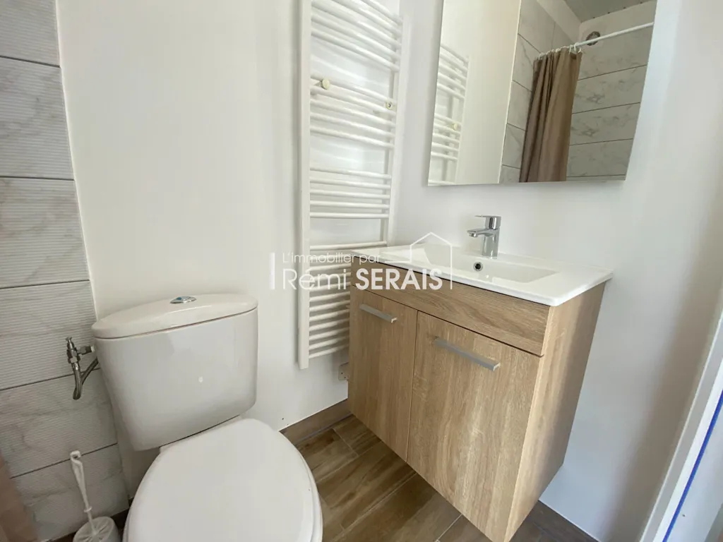 Bathrooms - City Centre Maison with 2 Bedrooms in Flers