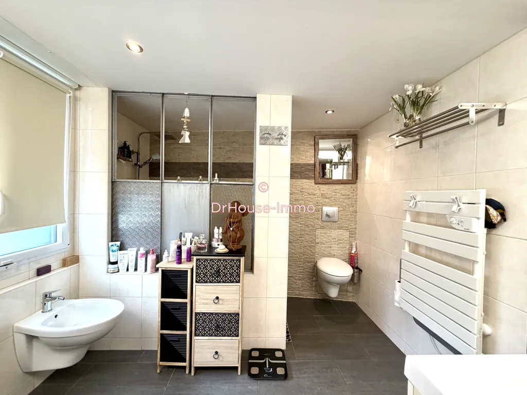 Salles de bain - Maison Contemporaine avec Terrasse à Objat