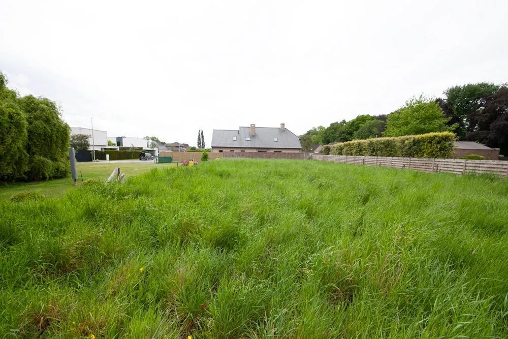 Jardin - Terrain à Bâtir avec Permis d'Urbanisation à Proximité