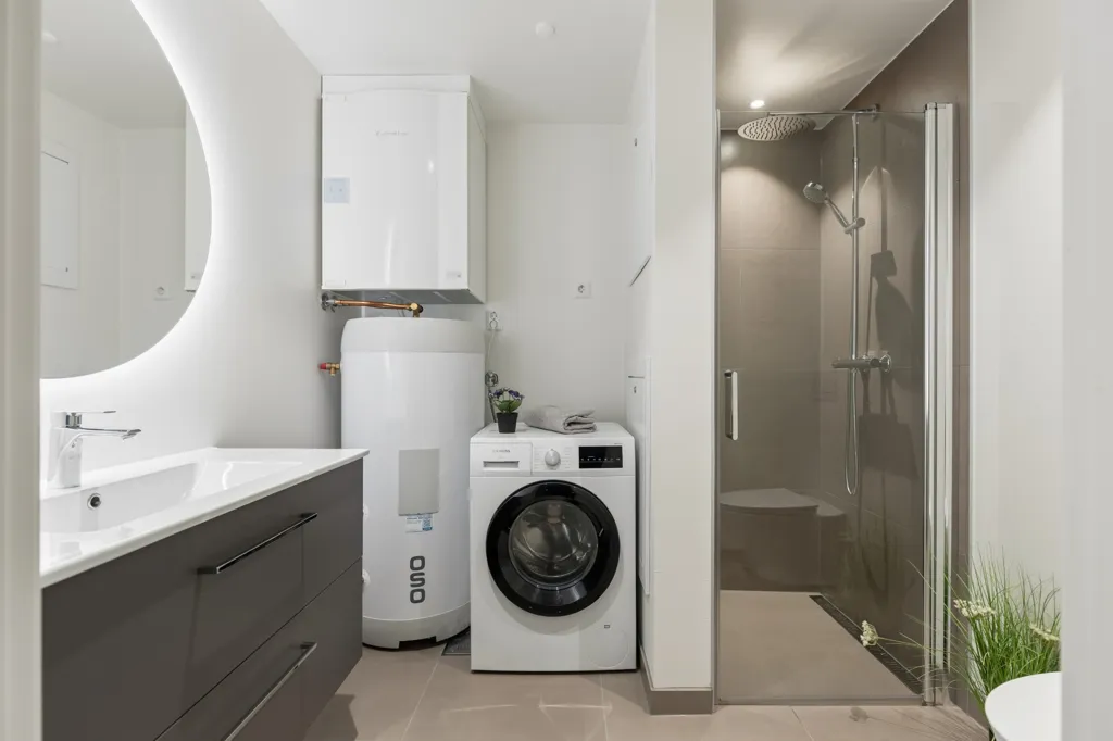 Bathrooms - Modern Flat with Lift and Garage in Karmøy