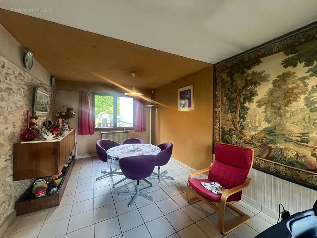 Söögituba - 1960s House with Garden in Brie Comte Robert