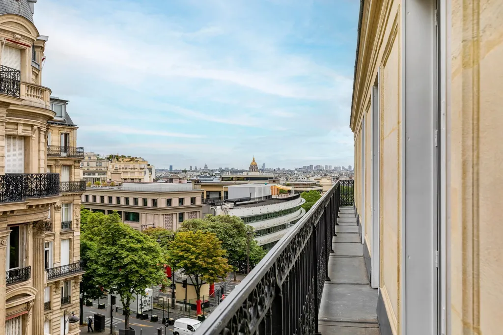 Balcon - Appartement Rénové avec Vue sur la Tour Eiffel à Paris 16e