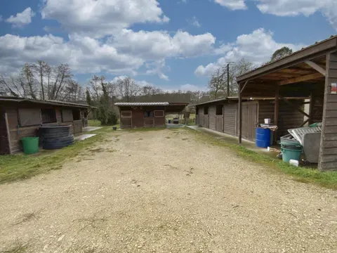Extérieur - Maison de Plain-Pied avec Piscine et Terrain d'1 Hectare