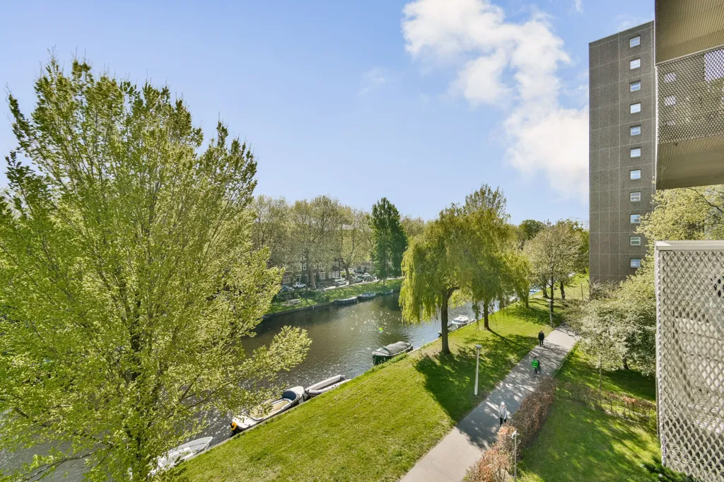 Rõdu - Modern 3-Bedroom Corner Apartment with Waterfront View in Amsterdam