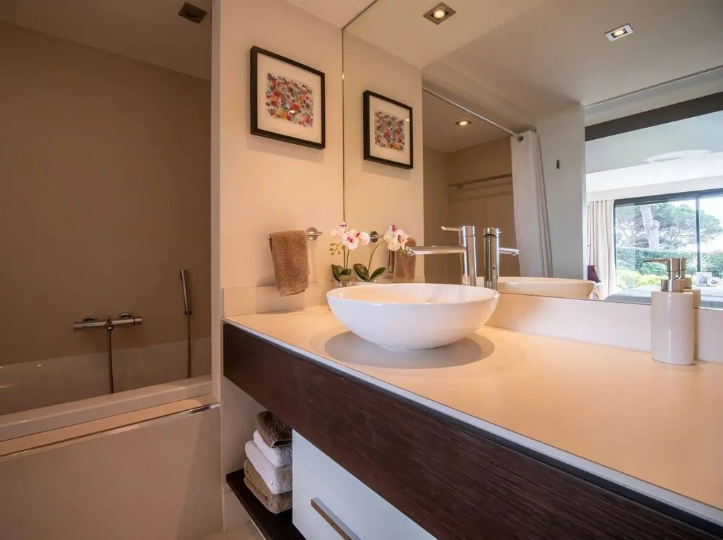 Salles de bain - Villa Contemporaine avec Vue Mer à Cannes