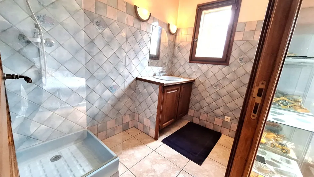 Salles de bain - Maison avec terrasse et jardin à Lauris