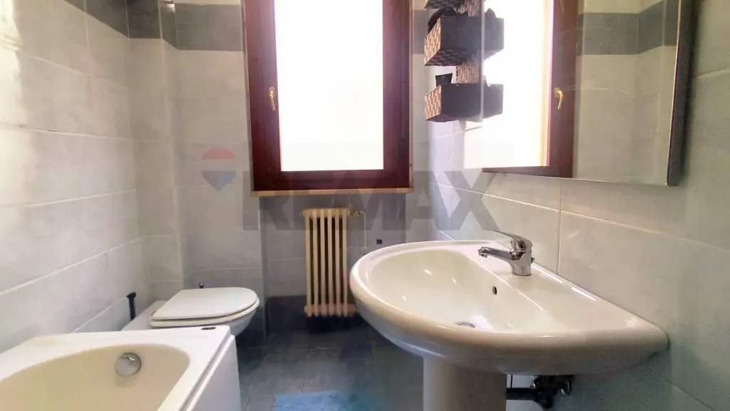 Salles de bain - Modern Triplex with Terrace in Loreto Aprutino