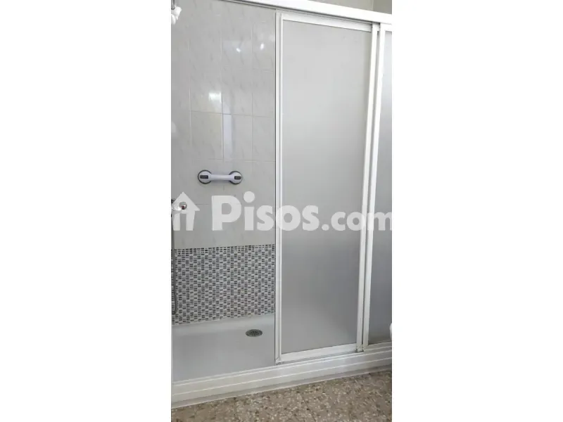 Baños - Piso exterior con balcón en Calle de García de Loaysa