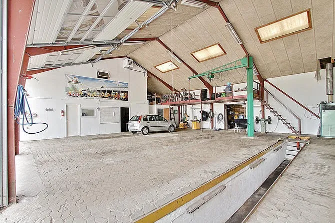 Garage - Mixed-Use Property with Workshop and Pool in Denmark