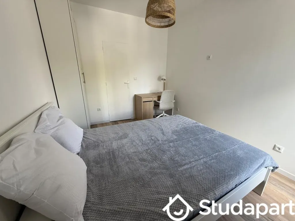 Chambres - Chambre Meublée avec Salle de Bain Privative dans Maison Moderne