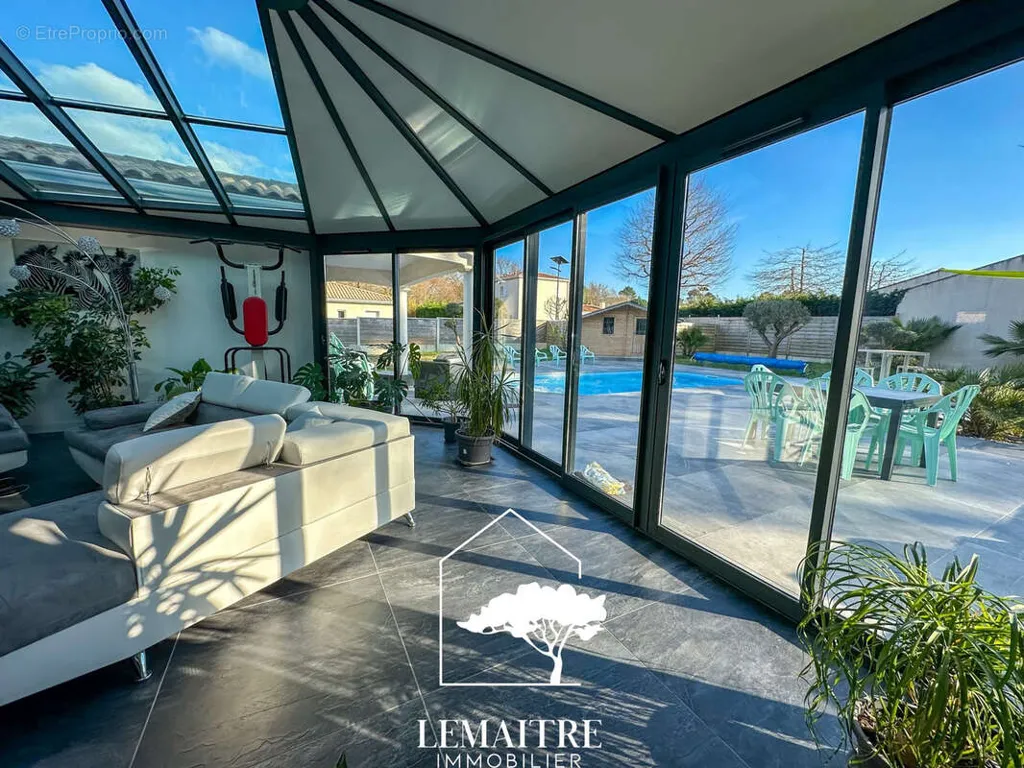 Terrasse - Maison Contemporaine avec Piscine aux Mathes