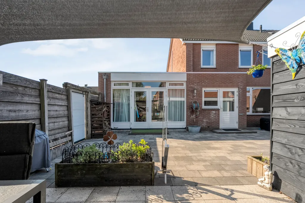 Aed - Spacious Corner House with Garden in Hoogeveen