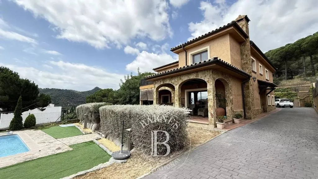 Piscine - Luxury Sea-View House in Argentona