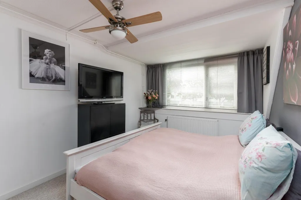Magamistoad - Spacious 5-Bedroom House with Deep Garden in Almere