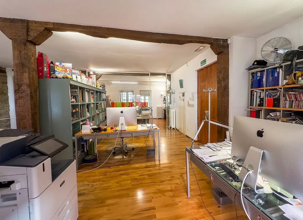 Bureau - Modern Flat with Street Views in Vitoria Centre