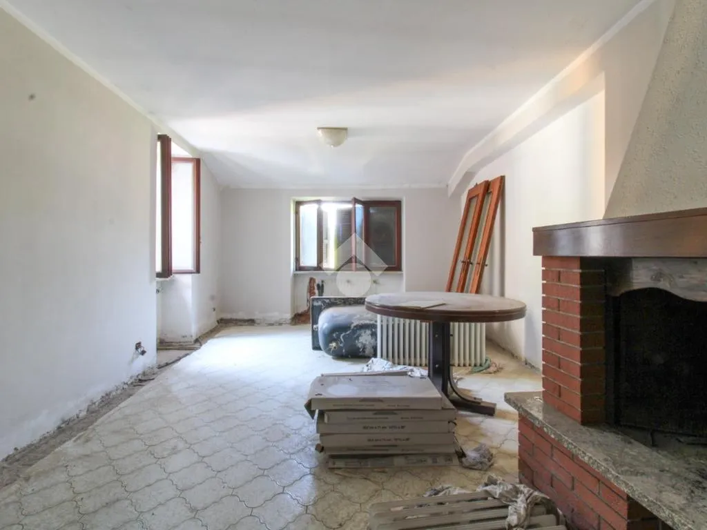 Elutuba - Triplex with Balcony in Vestone
