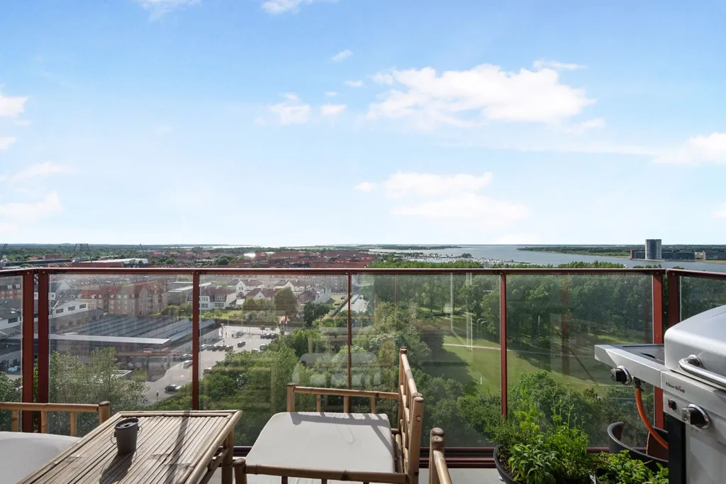 Terrasse - 3-Bed Apartment with Balcony in Taffeltårnet