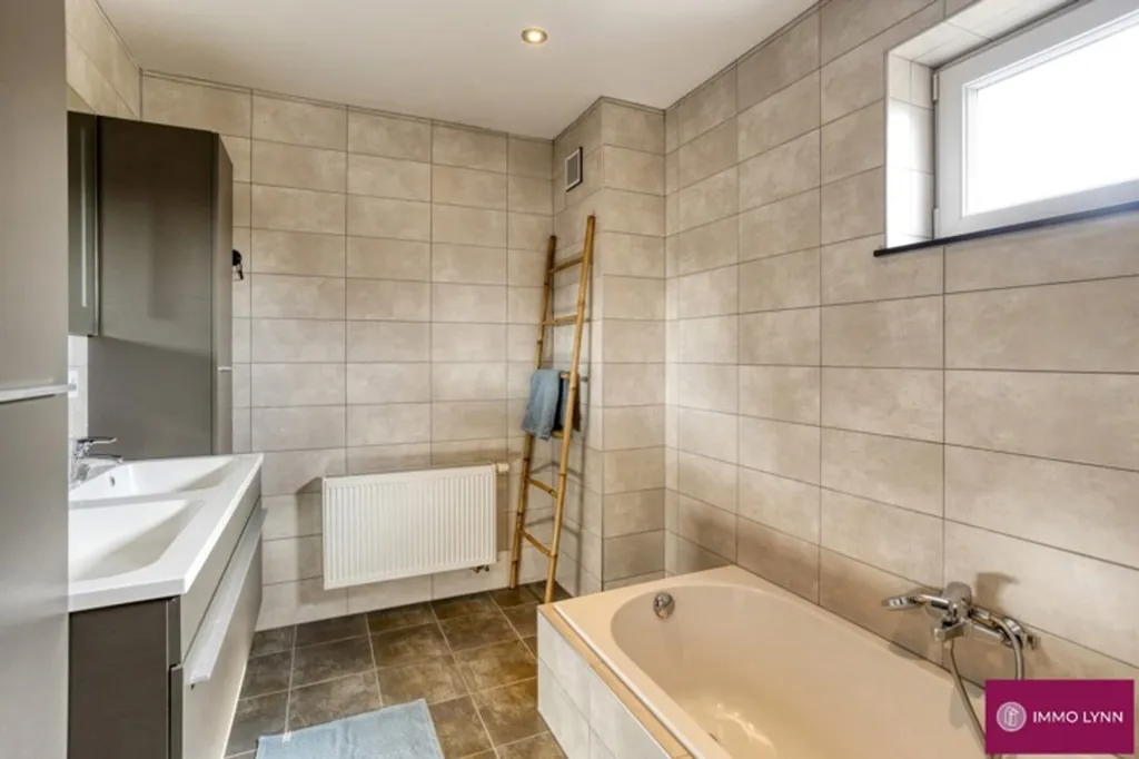 Bathrooms - Contemporary House with Large Attic in Kampenhout