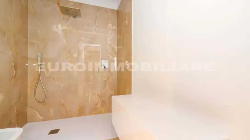 Salles de bain - Luxury Penthouse with Panoramic View in Brescia