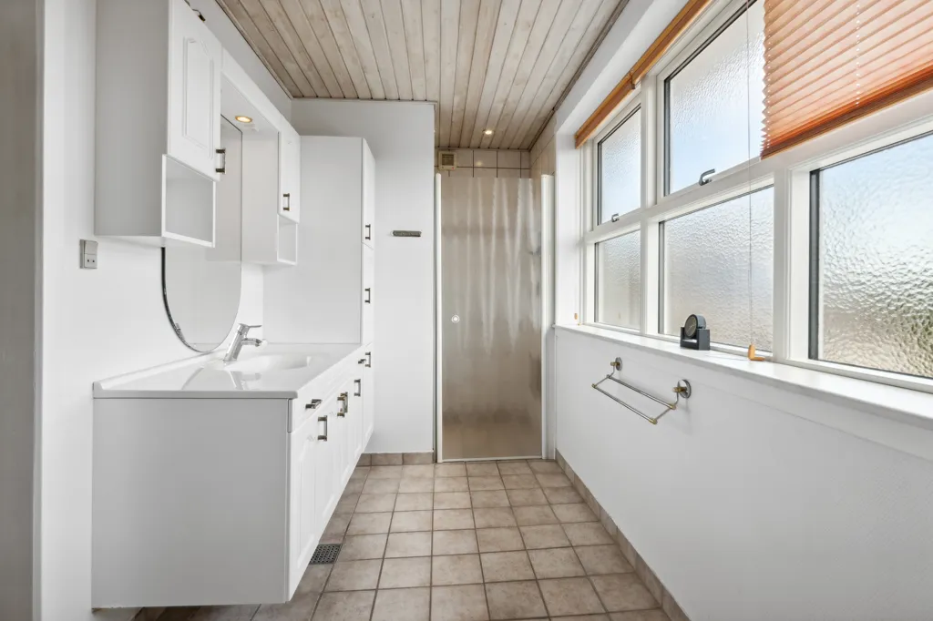 Vannitoad - Villa with Workshop in Aunslev