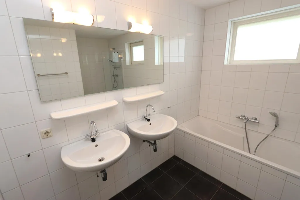Salles de bain - Detached House with Veranda in Biddinghuizen