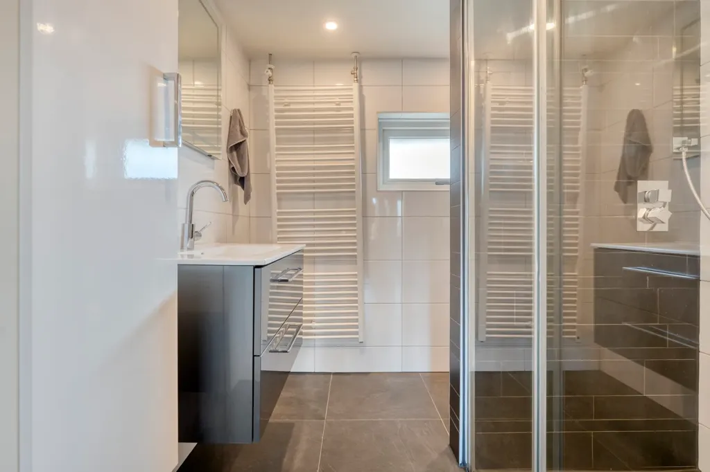 Salles de bain - Modernised Semi-detached House in Lutten