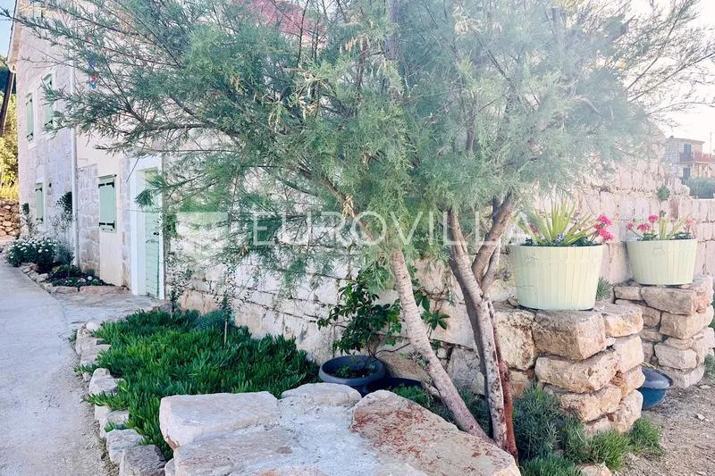 Giardino - Partially Renovated Stone House, Seafront in Prvić Luka