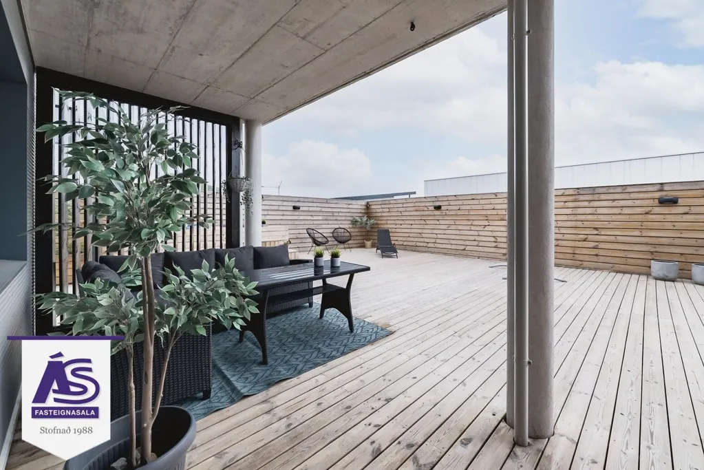 Terrazza - Newly Built Duplex with Garden in Skarðshlíð