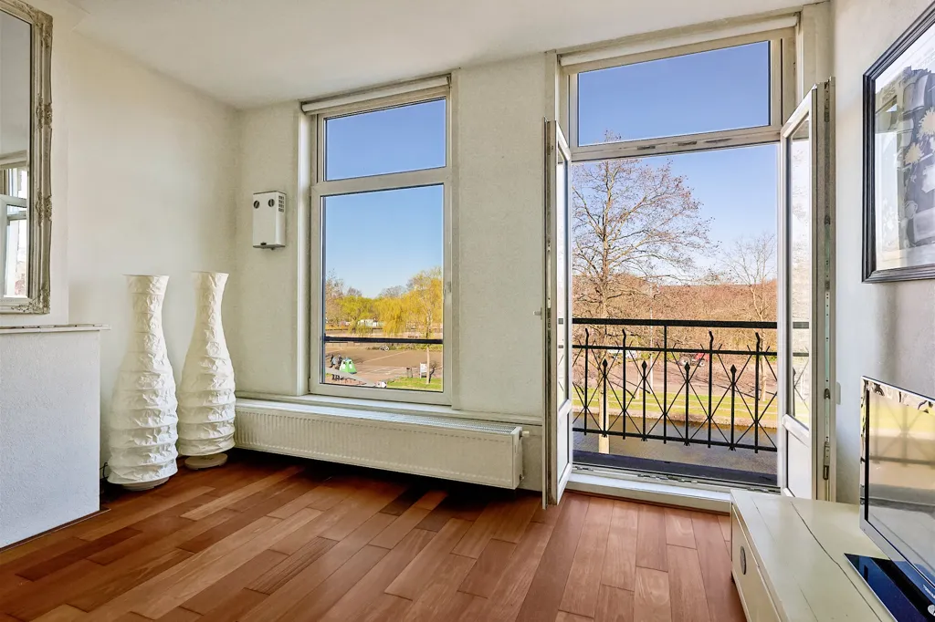 Soggiorno - Apartment with South-Facing Balcony in Amsterdam