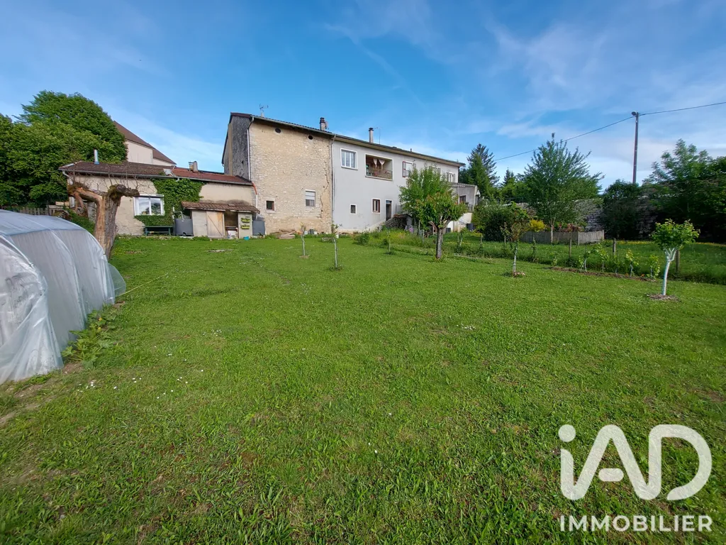 Aed - Spacious 3-Bedroom House with Terrace in Arinthod