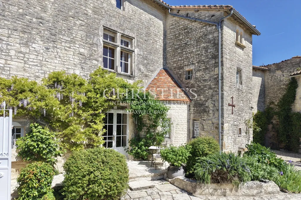 Giardino - Historic Manor with Courtyard in Tusson, Charente