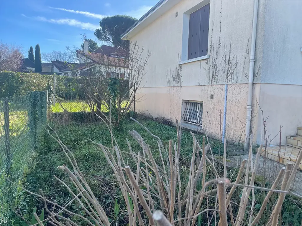 Aed - 1970s Bungalow with Garden in Châtellerault