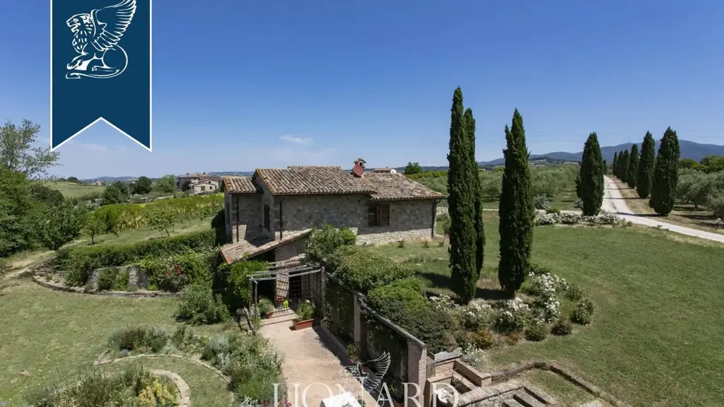 Õhuvaade - Rustic Farmhouse with Pool in Todi