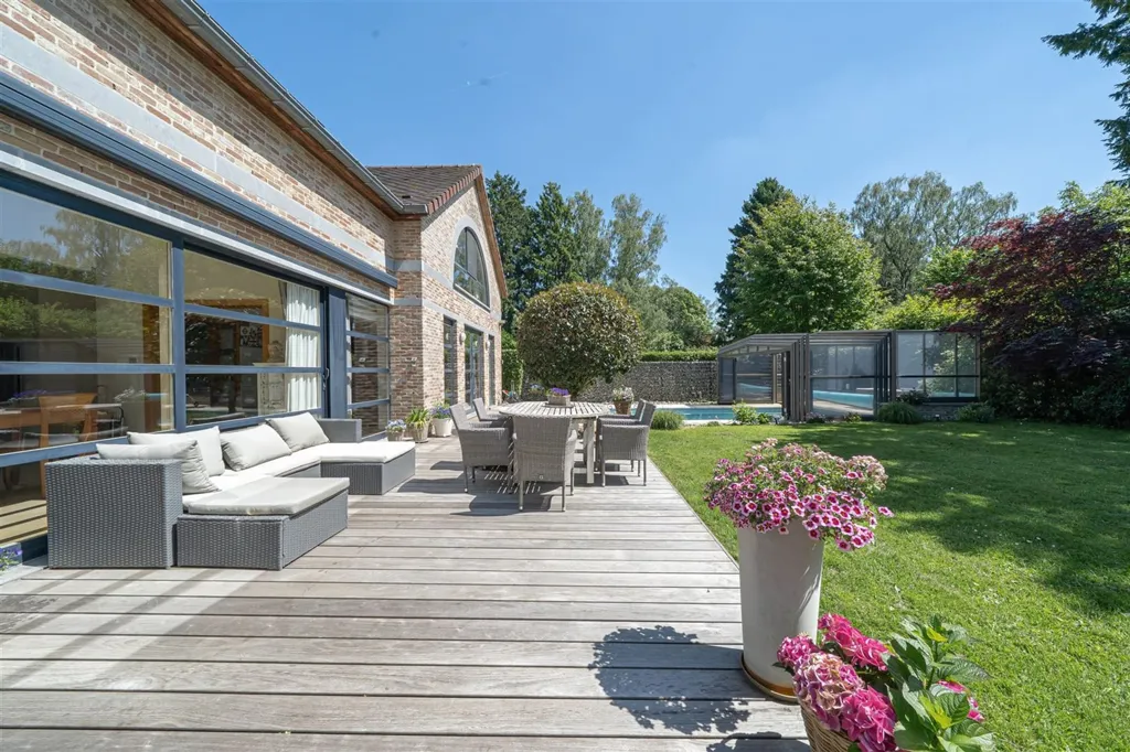 Recent Villa with Pool in Waterloo