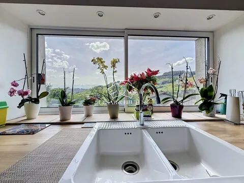 Köök - Renovated House with Panoramic Mountain View