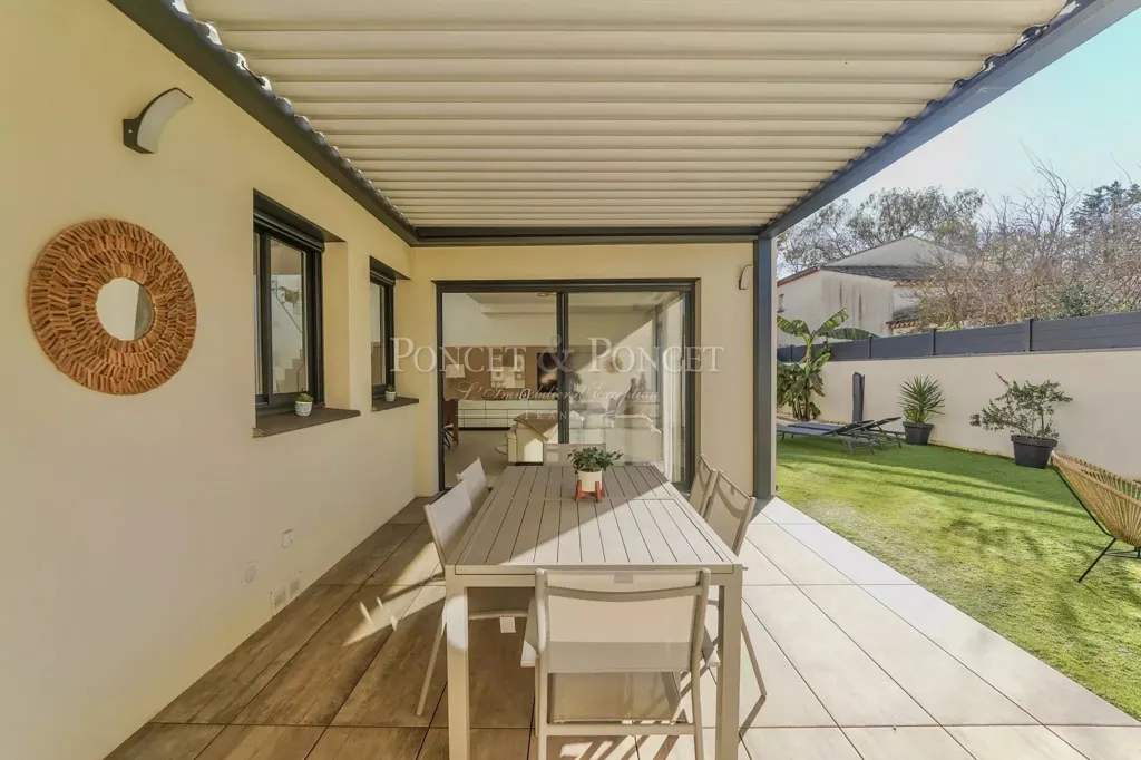 Terrasse - Villa Contemporaine avec Piscine à Lattes