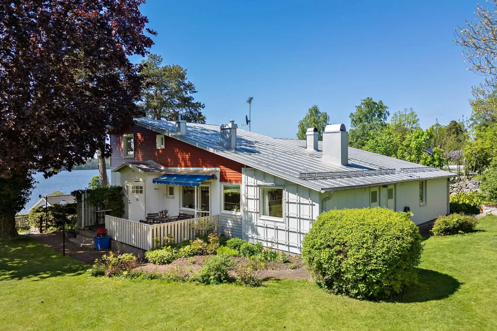 Exterior - Villa with Lake View in Stenhamra