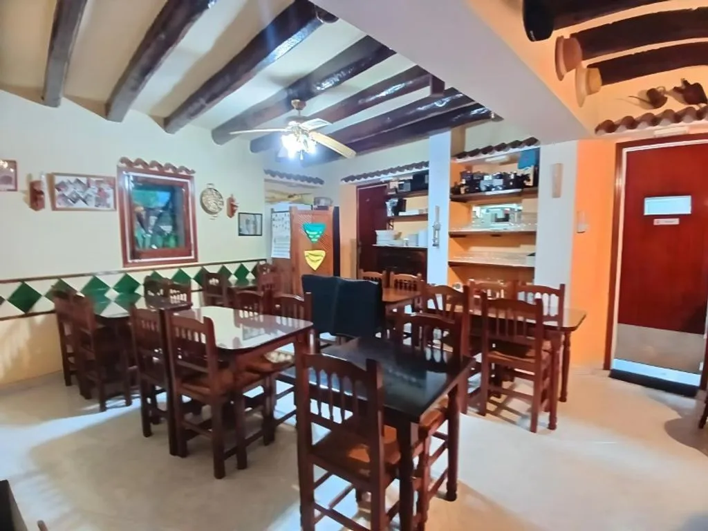 Söögituba - Chalet with Restaurant in Llorenç del Penedès