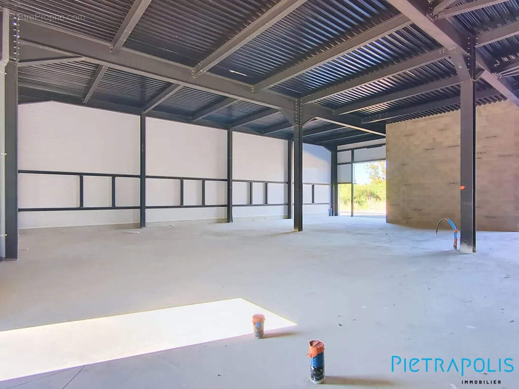 Stanze - Commercial Space with Parking in Sete