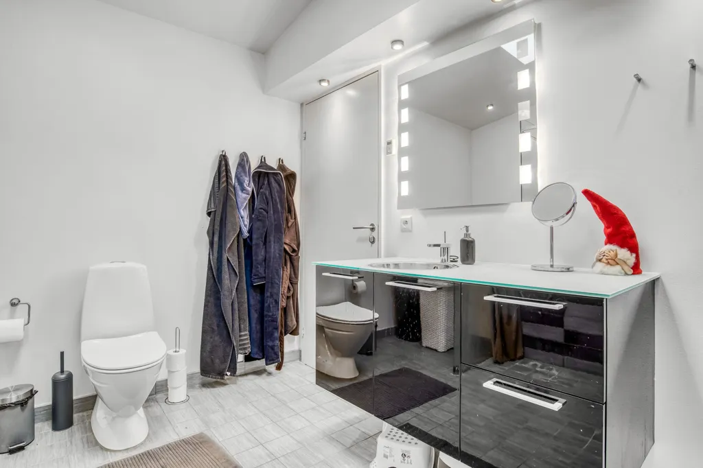 Salles de bain - Three-bedroom Terrace House in Holstebro