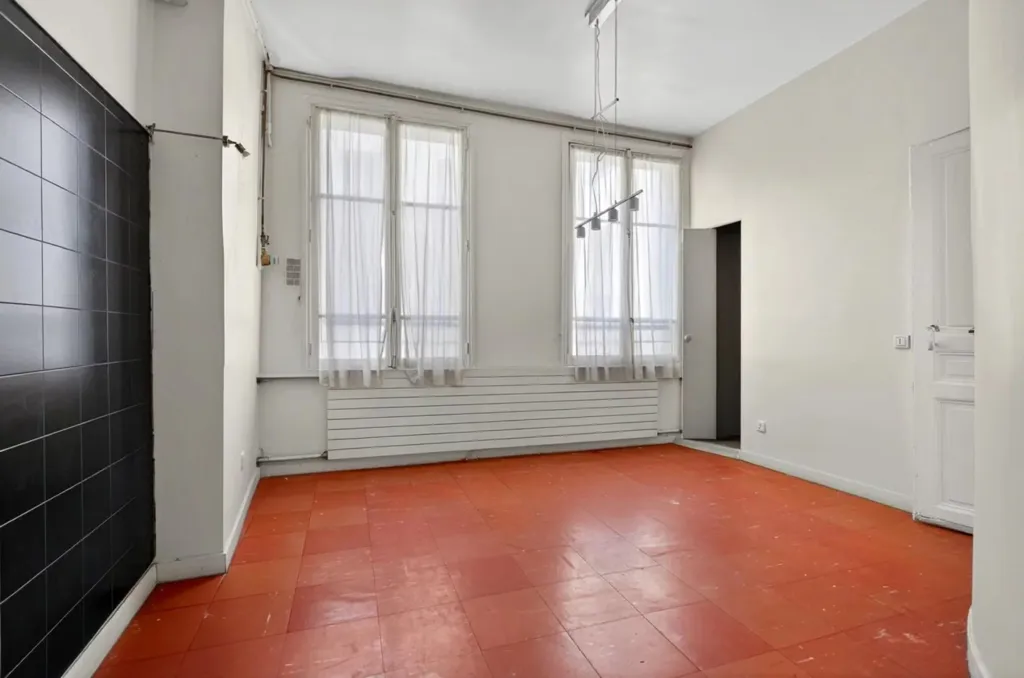 Stanze - Renovable Parisian Apartment with High Ceilings