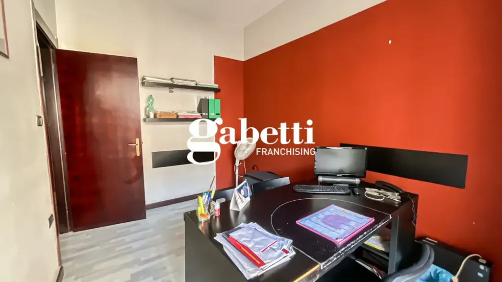 Kabinet - Income-Generating Flat with Balcony in Pompeii