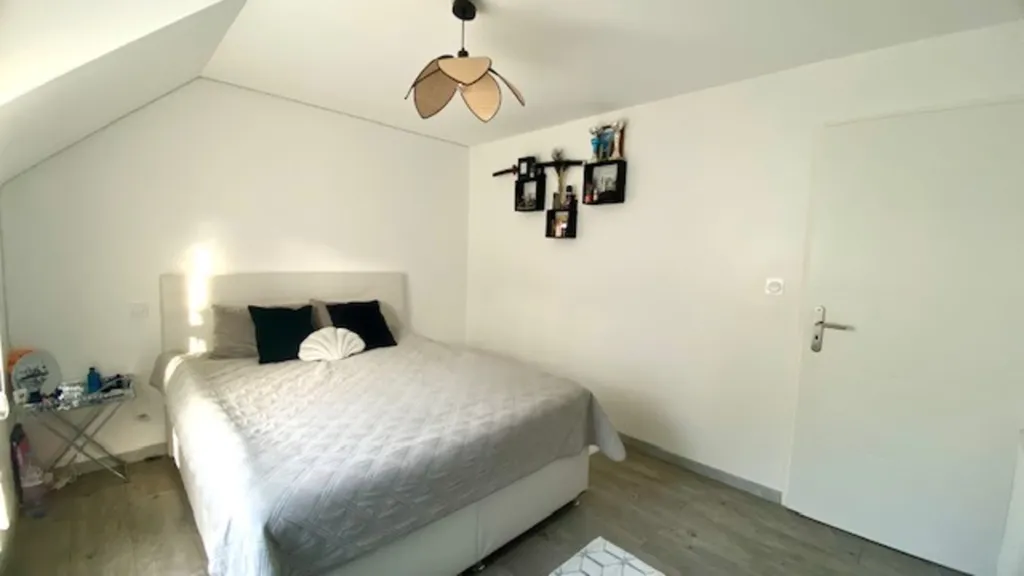 Chambres - Maison de 7 Pièces avec Terrasse au Calme à Monterblanc