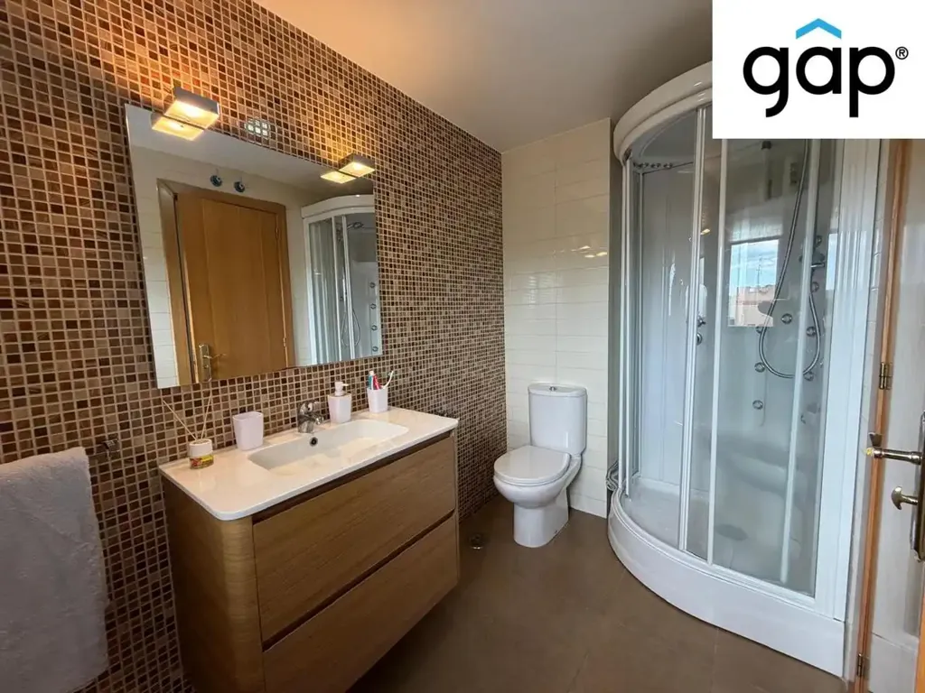 Vannitoad - Spacious Student Flat with Gym in Calle de las Encinas